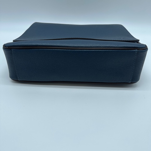 Louis Vuitton Roman PM Measenger Bag Taiga  Leather in Ocean Brand new With Tags - Picture 4 of 13